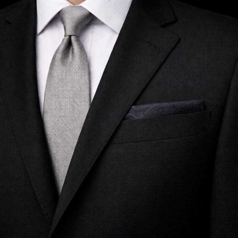 Lenço de Bolso Grafite com Padrão Paisley Elegância Sofisticada e Presença Discreta para Paletó Masculino