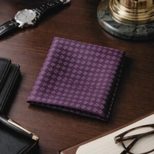 Lenço de Bolso Bordô com Microestampa Geométrica Sofisticação Discreta Ms Stilos