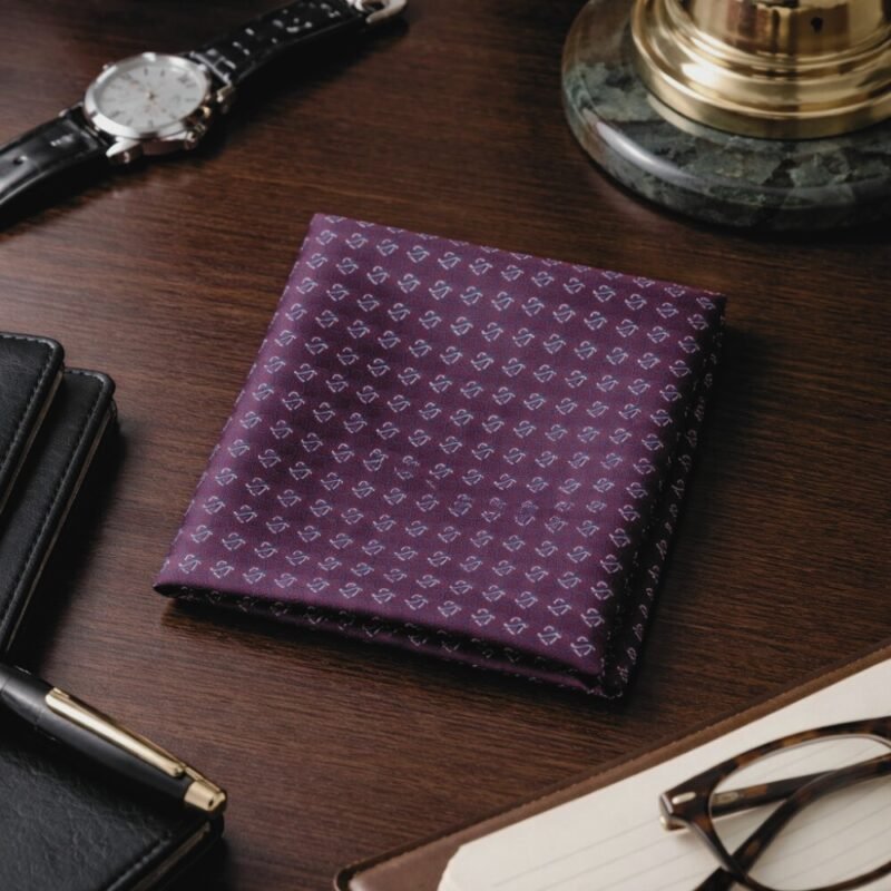 Lenço de Bolso Bordô com Microestampa Geométrica Sofisticação Discreta Ms Stilos