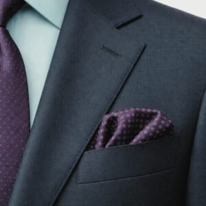 Lenço de Bolso Bordô com Microestampa Geométrica Sofisticação Discreta Ms Stilos