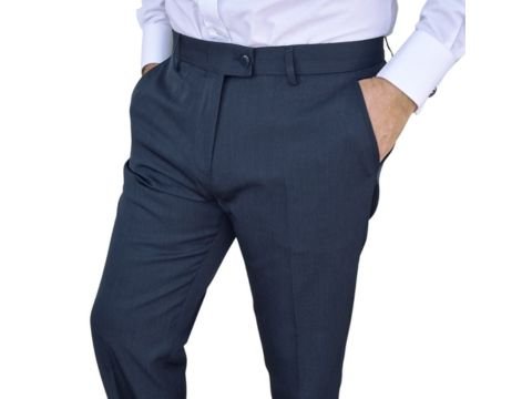 Close da calça social azul noite MS Stilos em homem de mãos nos bolsos, mostrando caimento alinhado e elegante.