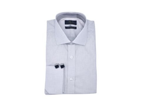 Camisa social branca premium dobrada, com detalhe bordo quadriculado discreto no colarinho, em fundo neutro, destacando o tecido fio egípcio da MS Stilos.
