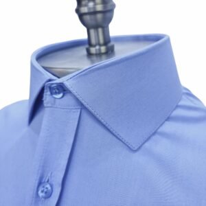 Close lateral do colarinho italiano da camisa azul lisa em tecido sulfite, evidenciando a estrutura e o acabamento da gola