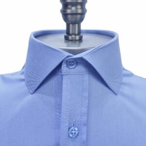 Close frontal da gola italiana estruturada da camisa azul lisa em tecido sulfite, mostrando colarinho e vista com botões