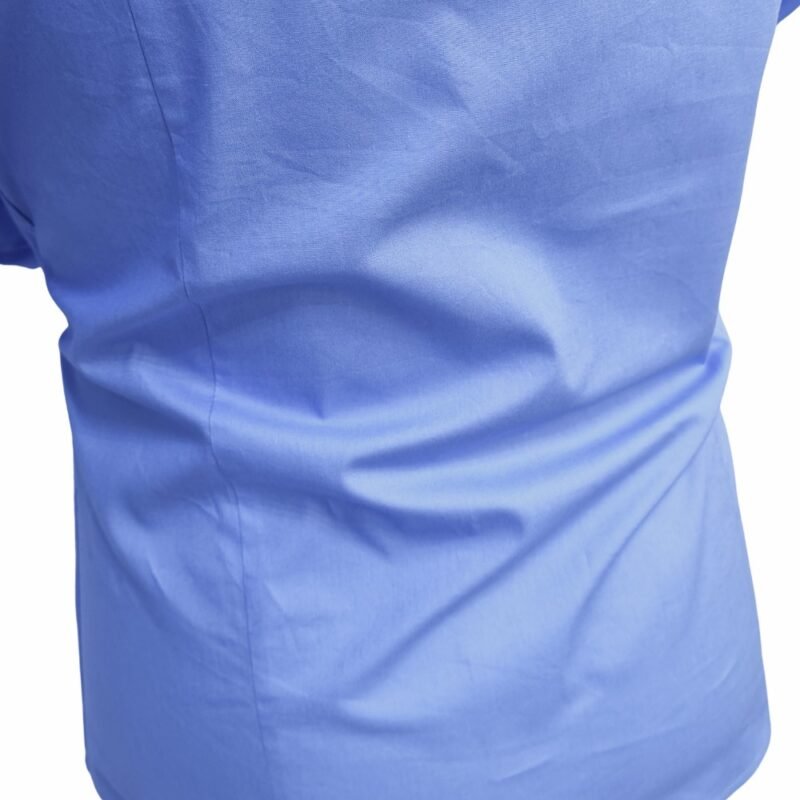 Detalhe das costas da camisa italiana azul lisa em tecido sulfite, destacando a textura e o caimento do tecido