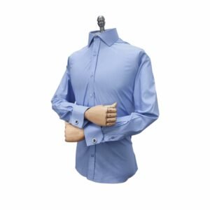 Manequim veste camisa italiana azul lisa em tecido sulfite em enquadramento três-quartos, com gola italiana e punho duplo à mostra