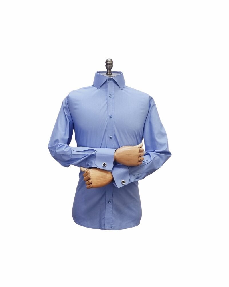 Manequim veste camisa italiana azul lisa em tecido sulfite em vista frontal, com punho duplo para abotoaduras