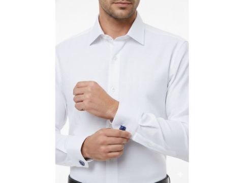Homem usando camisa social italiana branca MS Stilos, ajustando o punho com abotoaduras, em visual elegante de liderança.