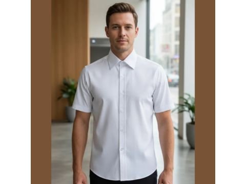 Homem usando camisa social branca de manga curta MS Stilos em ambiente interno moderno, com foco no caimento e no colarinho estruturado.