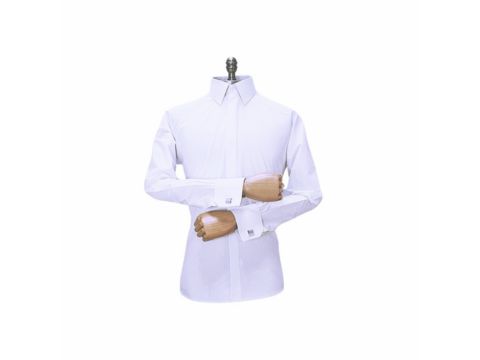 Camisa branca de punho duplo exibida em manequim com braços cruzados, destacando caimento e acabamento ideal para noivos em ensaio pré-casamento