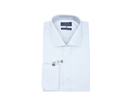 Camisa social branca com abotoaduras, dobrada com precisão, simbolizando estilo clássico e atenção aos detalhes no visual profissional.