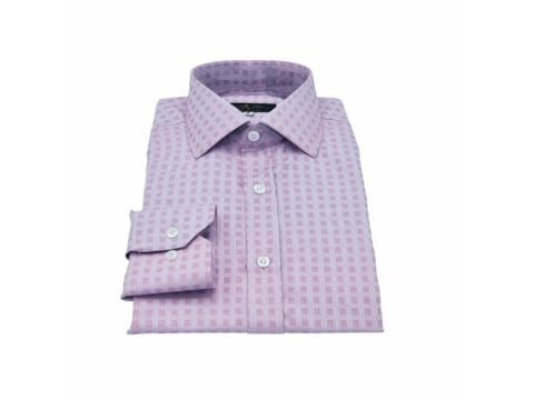 Camisa social lilás MS Stilos com padronagem discreta, dobrada sobre fundo branco, mostrando como usar cores marcantes com sofisticação leve e sem exagero.