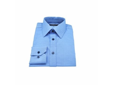 Camisa social masculina azul francesa MS Stilos dobrada sobre fundo branco, com colarinho clássico e botões escuros.