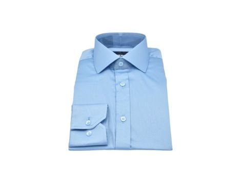 Camisa social masculina italiana azul-claro MS Stilos dobrada sobre fundo branco, com colarinho reforçado e botões claros.