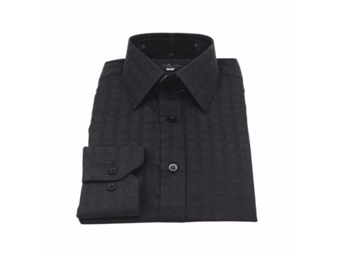 Camisa social preta MS Stilos com padronagem xadrez largo, dobrada sobre fundo branco, representando uma opção de cor marcante com elegância sem exagero.