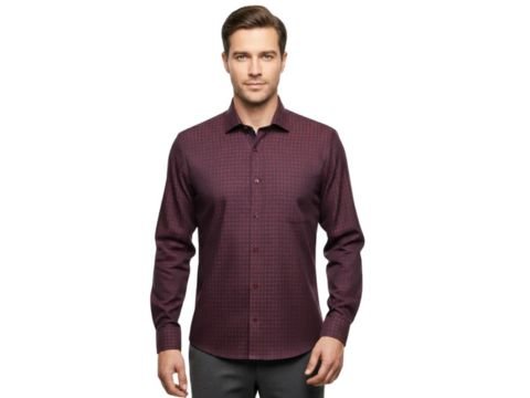 Modelo masculino vestindo camisa social vinho premium com padronagem discreta, em fundo claro, destacando o caimento e o acabamento da peça da MS Stilos