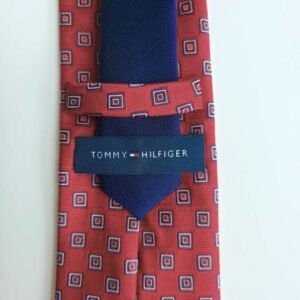 Gravata Tommy Hilfiger 100% Seda Vermelha com Padrão Geométrico Azul 8,5 cm/ 1,54 cm Tradicional