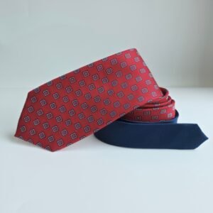 Gravata Tommy Hilfiger 100% Seda Vermelha com Padrão Geométrico Azul 8,5 cm/ 1,54 cm Tradicional