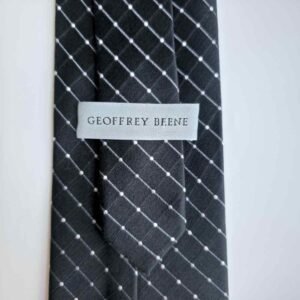 Gravata Geoffrey Beene Preta com Poa Branco – 100% Seda – 9,5 cm/ 1,52 cm Tradicional Larga