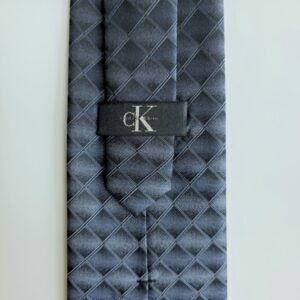 Gravata Calvin Klein Cinza Texturizada – 100% Seda – 9,5 cm/ 1,50 cm Tradicional Larga