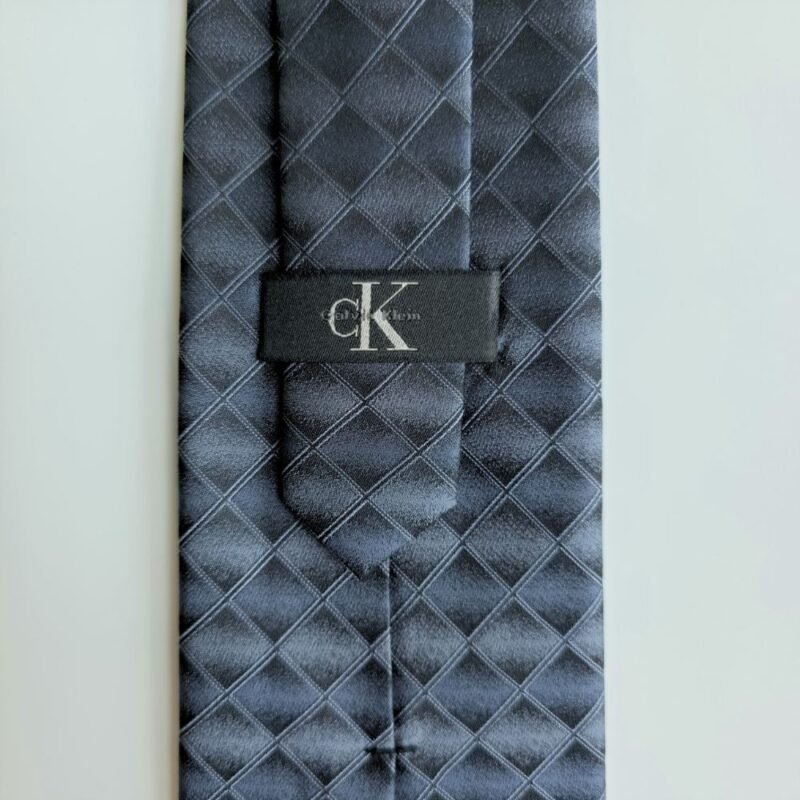 Gravata Calvin Klein Cinza Texturizada – 100% Seda – 9,5 cm/ 1,50 cm Tradicional Larga