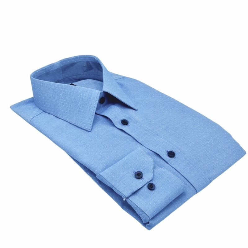 Camisa azul francesa 100% algodão semi slim dobrada em perspectiva lateral, reforçando a construção da peça e o acabamento dos punhos.
