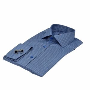 Camisa social de algodão egípcio azul tecido premium dobrada em perspectiva, mostrando gola italiana, vista frontal e punho duplo com abotoaduras sobre fundo branco