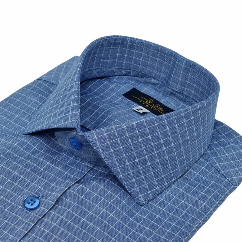 Close superior da gola italiana da camisa de algodão egípcio azul tecido premium, com foco no colarinho, na etiqueta interna e na textura quadriculada do tecido
