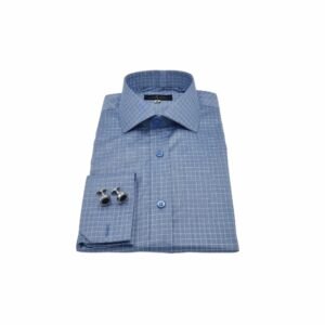 Camisa social de algodão egípcio azul tecido premium em packshot frontal, centralizada com mais espaço de fundo branco ao redor, destacando gola italiana, vista com botões e parte do peito da peça