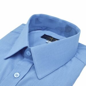 Detalhe da gola francesa estruturada da camisa azul 100% algodão fio 100, com foco no colarinho e nos botões frontais.