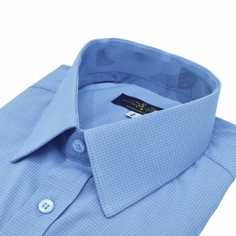 Detalhe da gola francesa estruturada da camisa azul 100% algodão fio 100, com foco no colarinho e nos botões frontais.