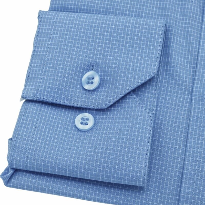 Detalhe do punho da camisa azul 100% algodão francesa fio 100 com botões azuis e textura maquinetada em relevo discreto.