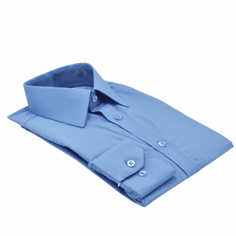 Camisa azul 100% algodão francesa fio 100 semi slim dobrada em visão diagonal frontal, mostrando o corpo inteiro da peça sobre fundo claro.