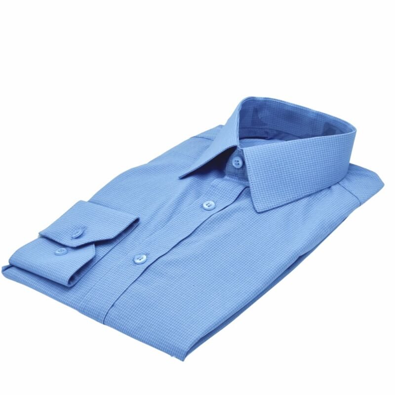 Camisa azul 100% algodão francesa fio 100 semi slim dobrada em visão diagonal lateral, reforçando caimento da peça e estrutura da gola.