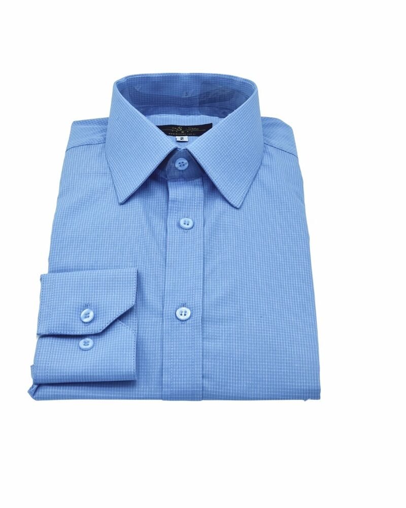 Camisa azul 100% algodão francesa fio 100 semi slim dobrada em visão frontal, com gola e punho alinhados em destaque.