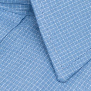 Close do tecido azul 100% algodão da camisa semi slim da MS Stilos, com padronagem quadriculada fina evidenciando textura e qualidade.