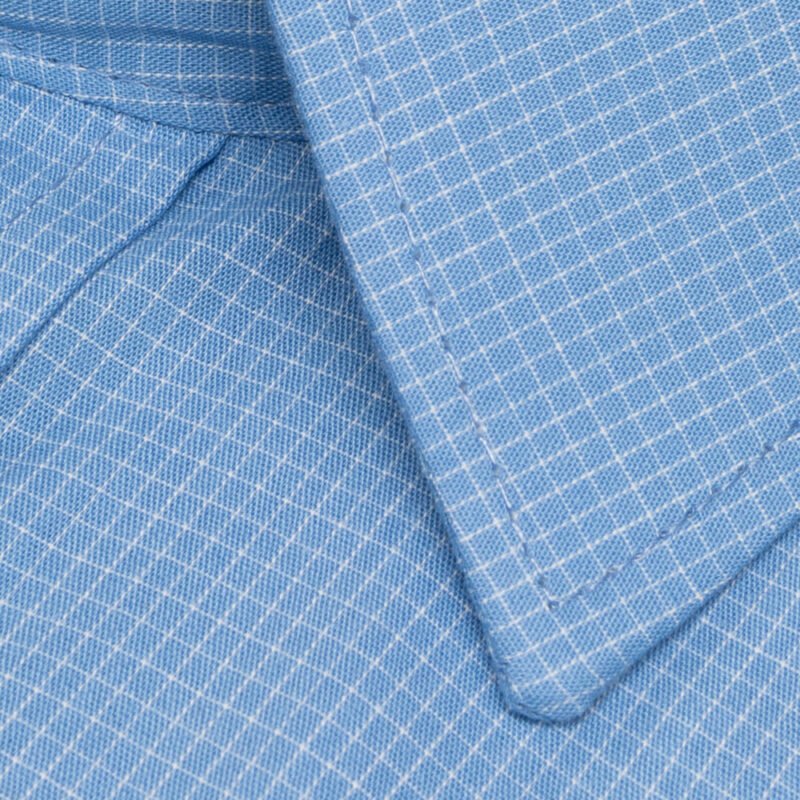 Close do tecido azul 100% algodão da camisa semi slim da MS Stilos, com padronagem quadriculada fina evidenciando textura e qualidade.