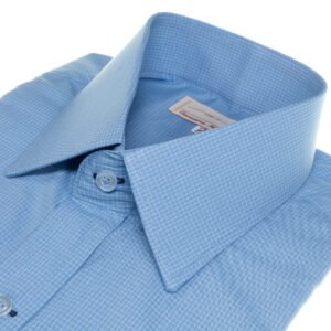 Detalhe da gola estruturada da camisa social azul 100% algodão semi slim da MS Stilos, mostrando acabamento refinado na parte superior da peça.