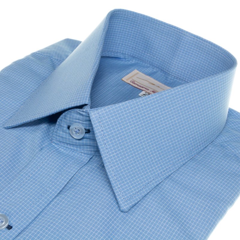 Detalhe da gola estruturada da camisa social azul 100% algodão semi slim da MS Stilos, mostrando acabamento refinado na parte superior da peça.