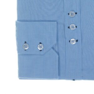 Detalhe do punho com botões da camisa social azul 100% algodão semi slim da MS Stilos, reforçando caimento alinhado e acabamento sofisticado.