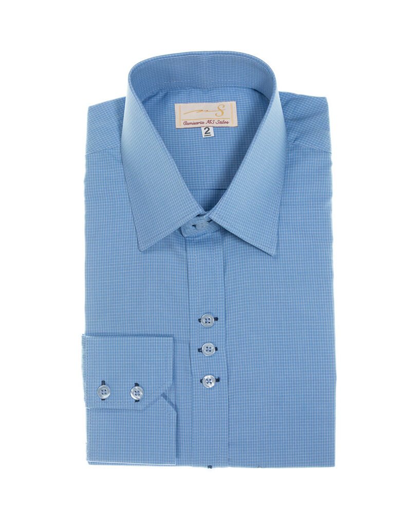 Camisa social azul 100% algodão semi slim da MS Stilos dobrada com vista frontal completa, destacando botões e estrutura.
