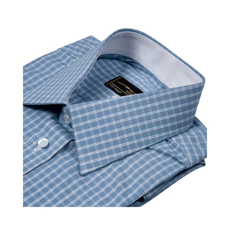 Detalhe da gola estruturada da camisa social azul 100% algodão semi slim da MS Stilos em promoção, evidenciando caimento do colarinho e qualidade do acabamento.