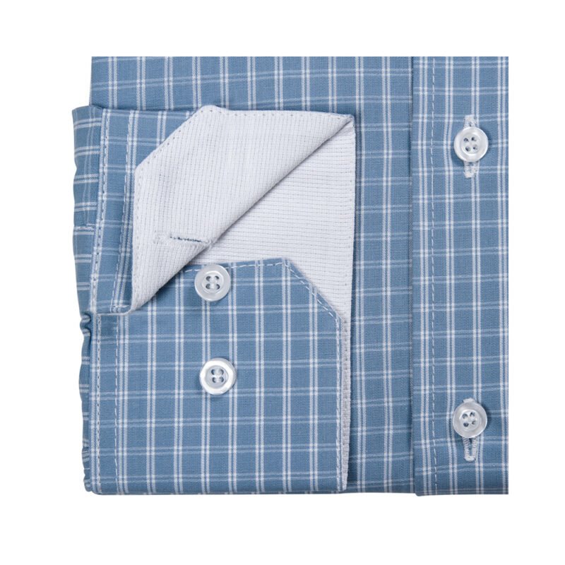Close do punho com botões e contraste interno branco da camisa azul 100% algodão semi slim da MS Stilos em promoção, ressaltando textura quadriculada e refinamento nos detalhes.