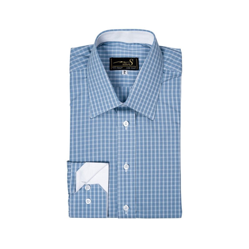 Camisa social azul 100% algodão semi slim da MS Stilos dobrada com vista frontal completa, destacando padronagem quadriculada e acabamento alinhado.