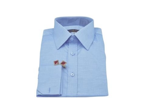 Camisa social azul clara da MS Stilos dobrada com abotoaduras vermelhas, destacando elegância e presença profissional masculina.