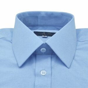 Close da gola francesa rígida da camisa azul clarinho lisa sulfite, focando na estrutura do colarinho.