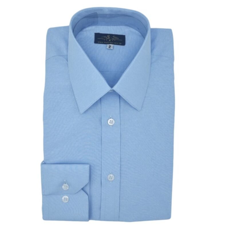 Camisa azul clarinho lisa sulfite em cabide, vista por inteiro sobre fundo neutro.