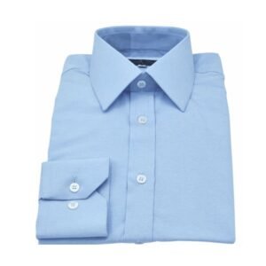 Modelo veste camisa azul clarinho lisa sulfite semi slim de frente, com visual leve e elegante.