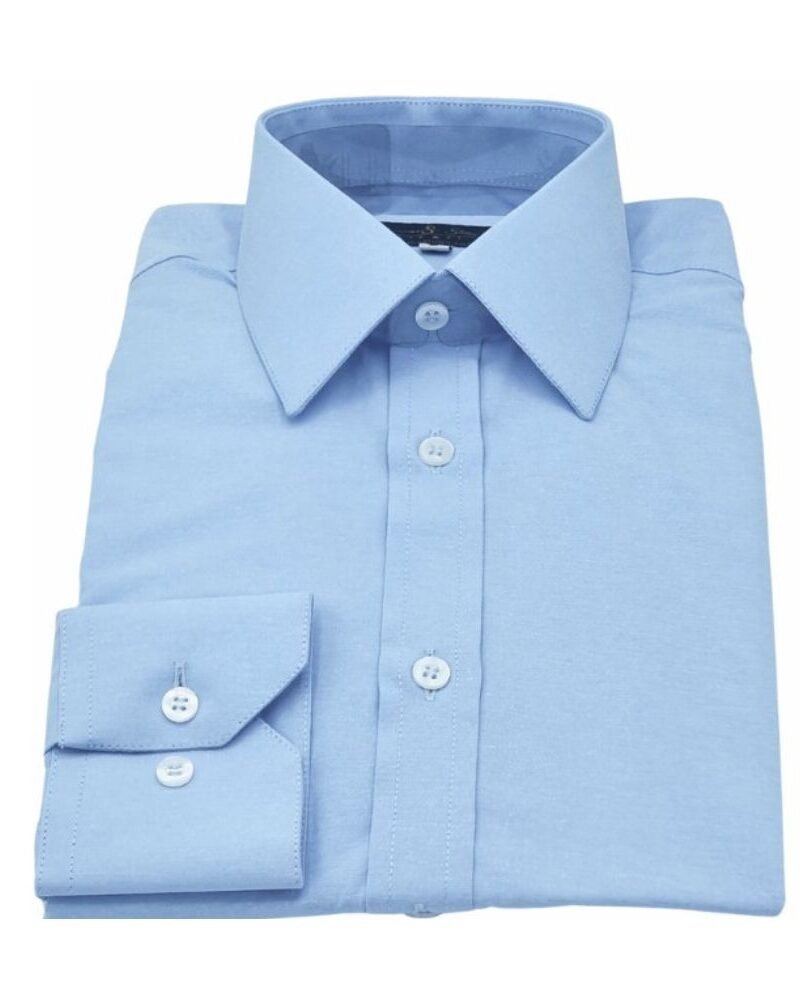 Modelo veste camisa azul clarinho lisa sulfite semi slim de frente, com visual leve e elegante.