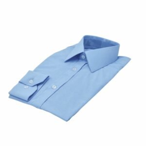 Modelo em meio perfil com camisa azul clarinho lisa sulfite, destacando caimento suave.